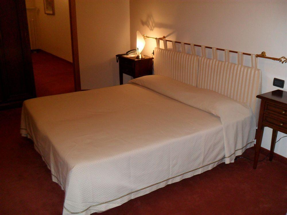 Hotel Lux Alessandria Esterno foto