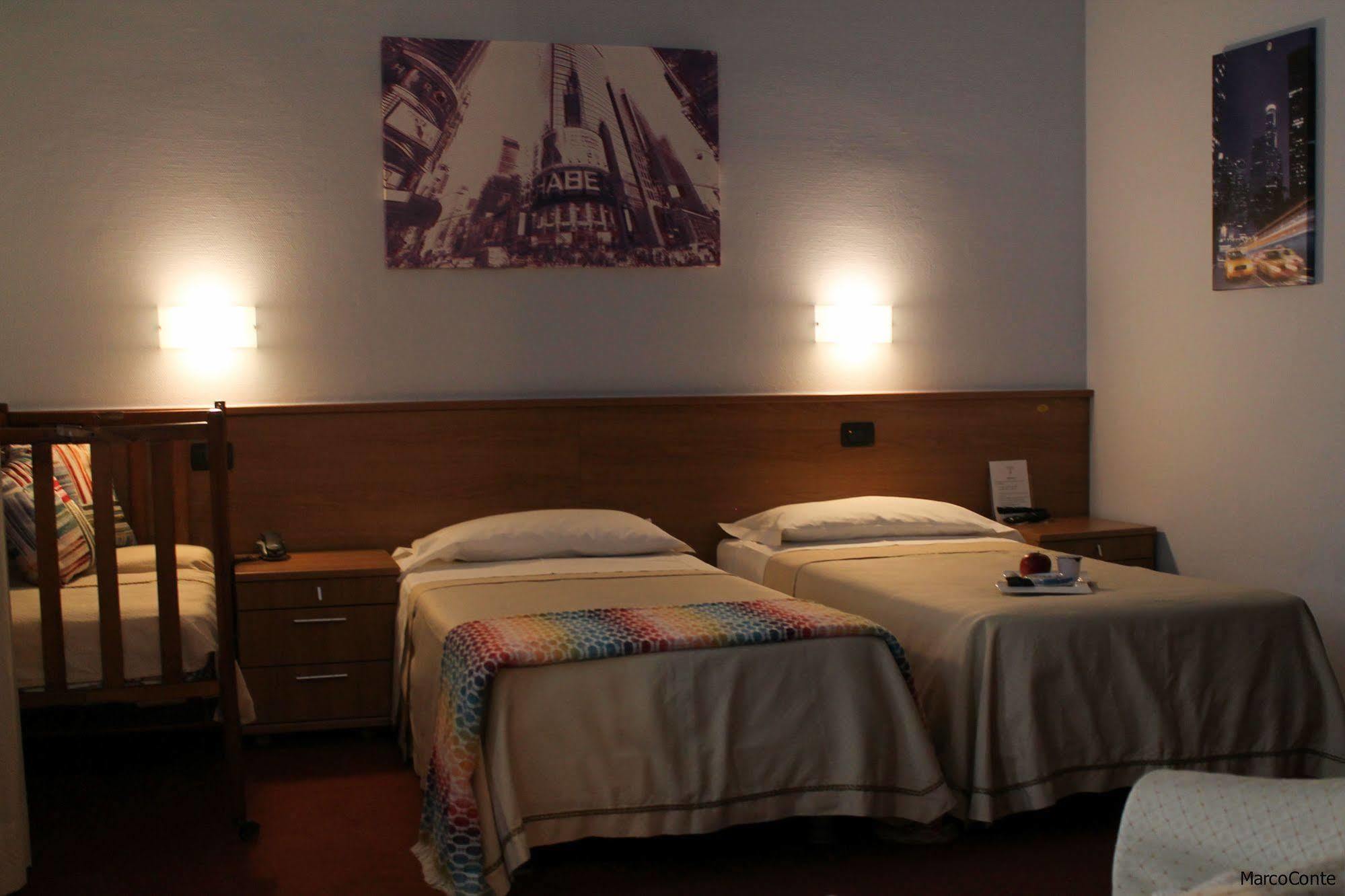 Hotel Lux Alessandria Esterno foto