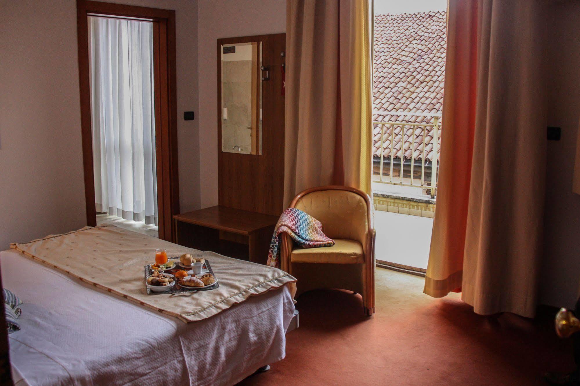 Hotel Lux Alessandria Esterno foto
