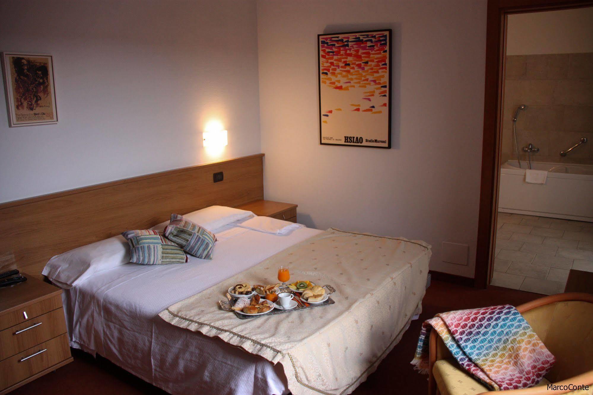 Hotel Lux Alessandria Esterno foto
