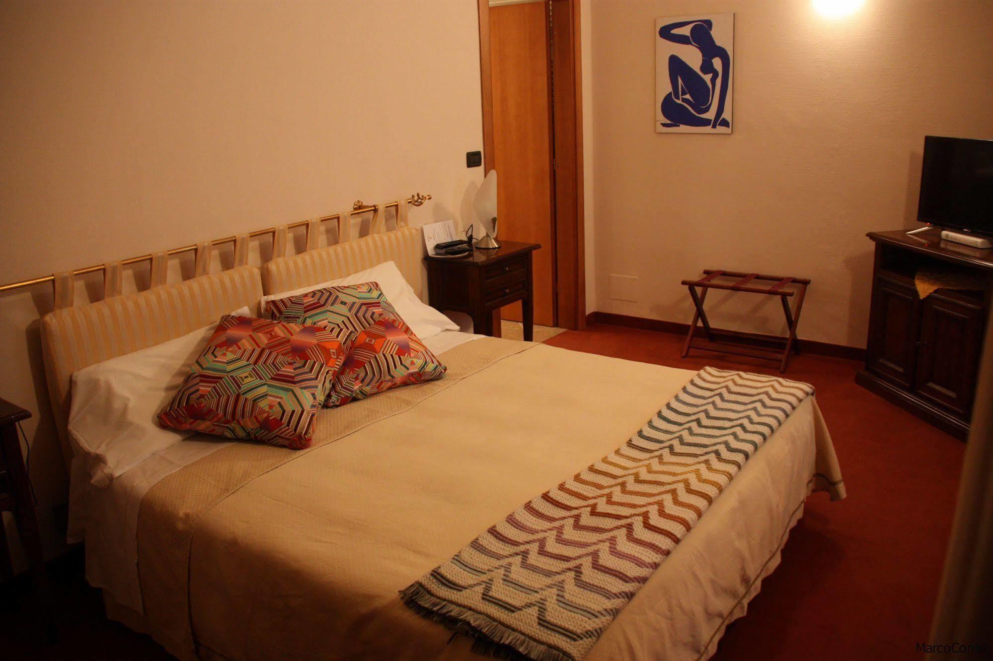 Hotel Lux Alessandria Esterno foto