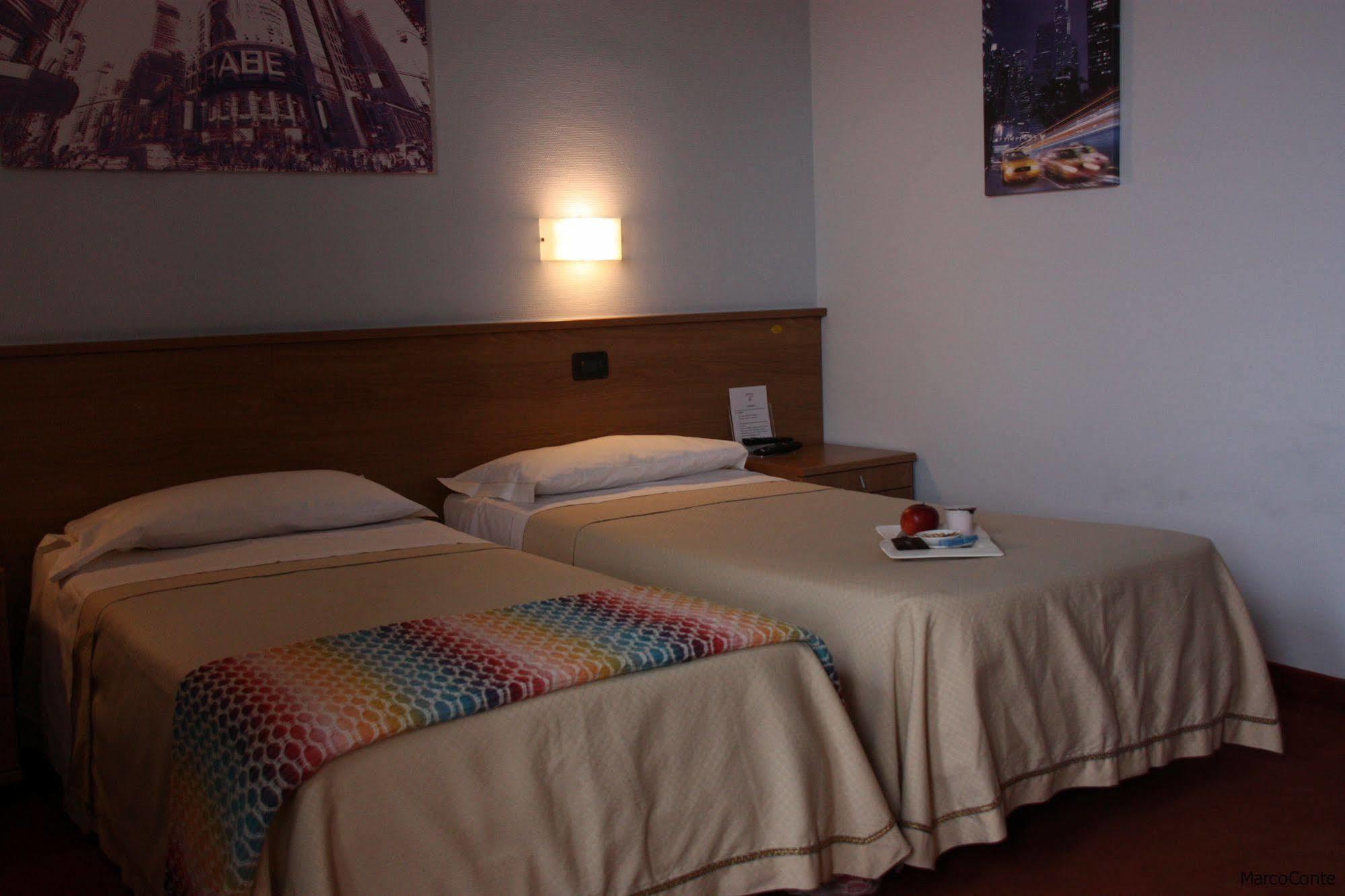 Hotel Lux Alessandria Esterno foto